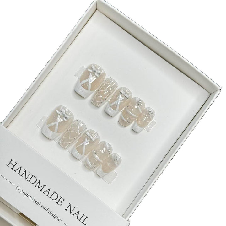 Handgemachtes Dekoratives Press-On Nagelkunst-Set mit einzigartigen Designelementen