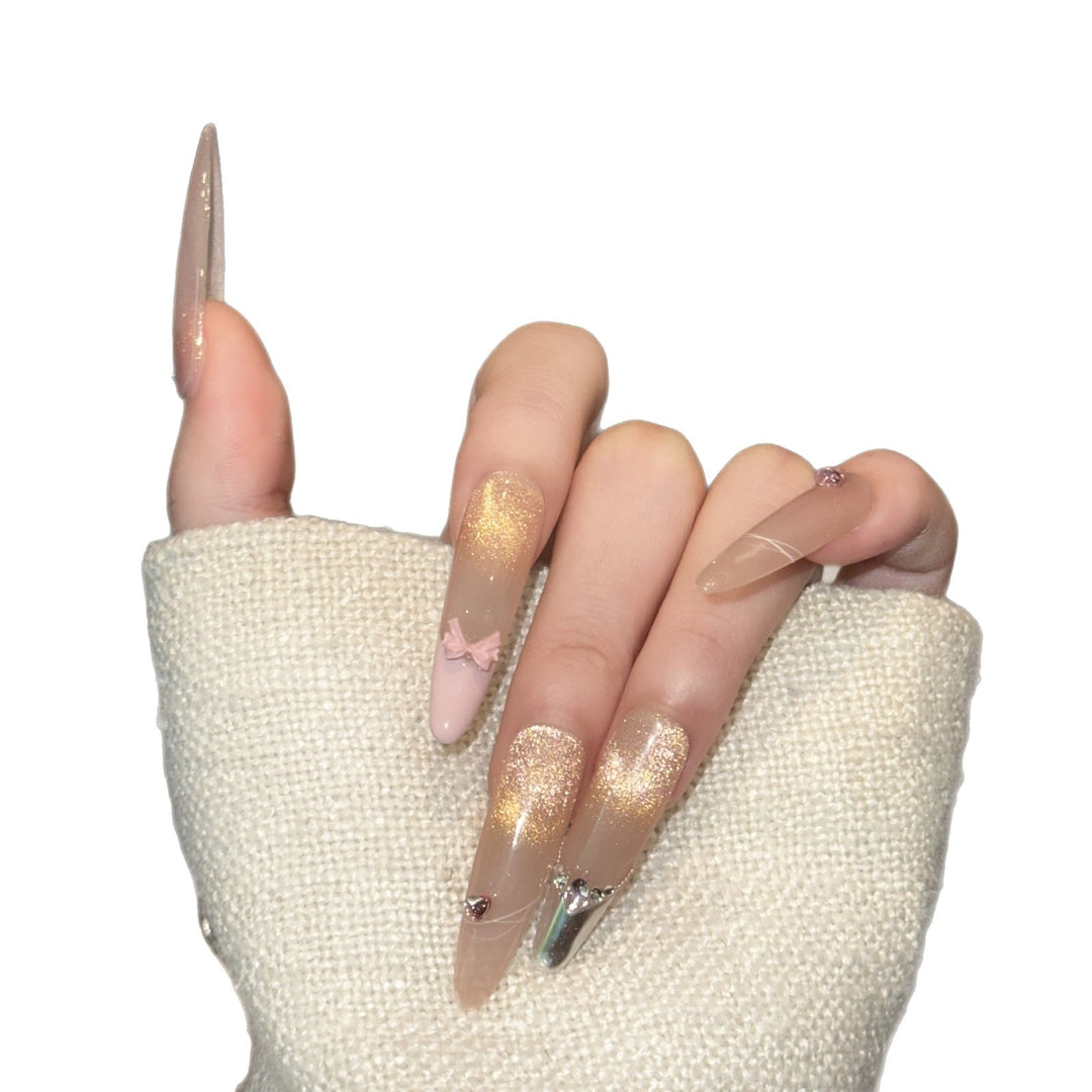 Handgefertigtes Press-On Nagelset mit dekorativen Akzenten Karnz