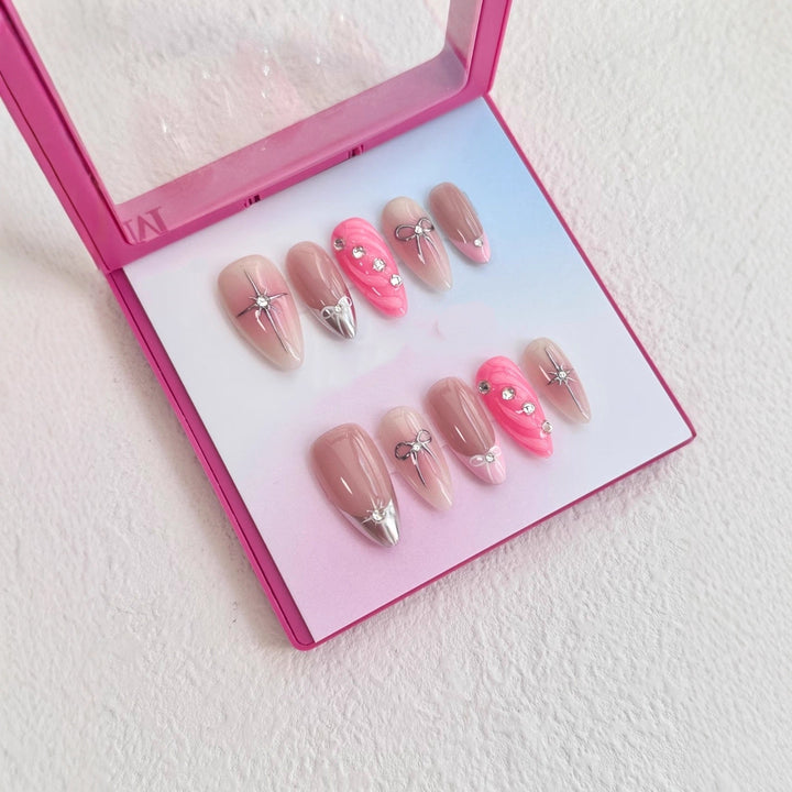 Luxuriöses Press-On-Nagelkunst-Set mit dekorativen Edelstein- und Schleifenakzenten