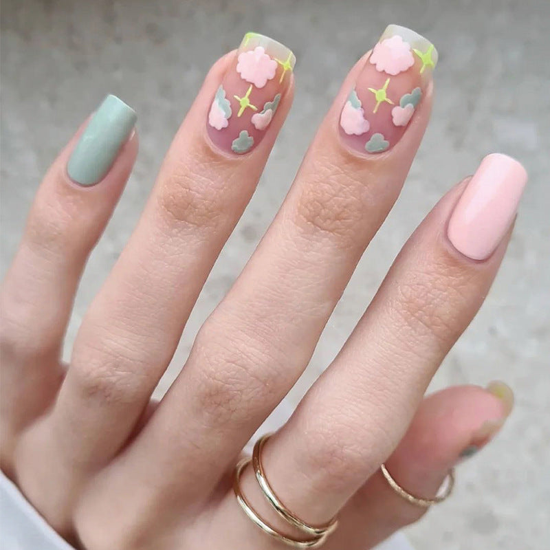 Kunstvolle Nagelverlängerungen mit elegantem Blattmuster Karnz