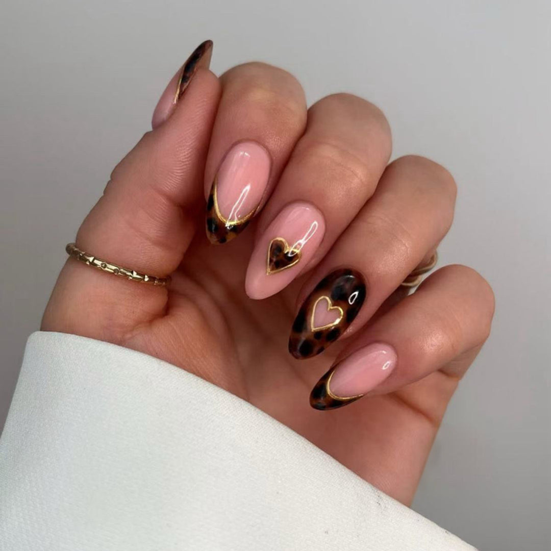 Kunstvolle Stiletto-Nägel mit elegantem Herzen-Design Karnz