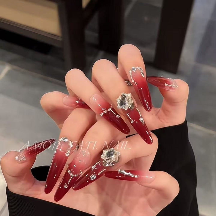 Glamouröse Kunstnagelspitzen mit eleganten Verzierungen Karnz