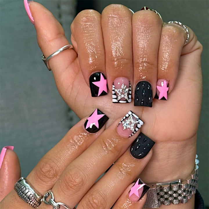 Kunstnagelset mit buntem Design und kreativen Details Karnz