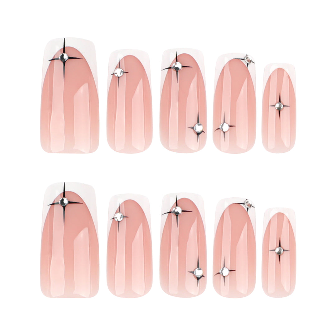 Künstliche Nagelverlängerungen mit elegantem French-Tip und Glitzerakzenten Karnz