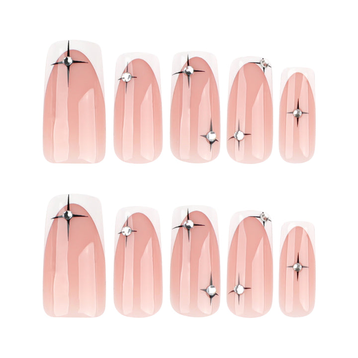 Künstliche Nagelverlängerungen mit elegantem French-Tip und Glitzerakzenten Karnz