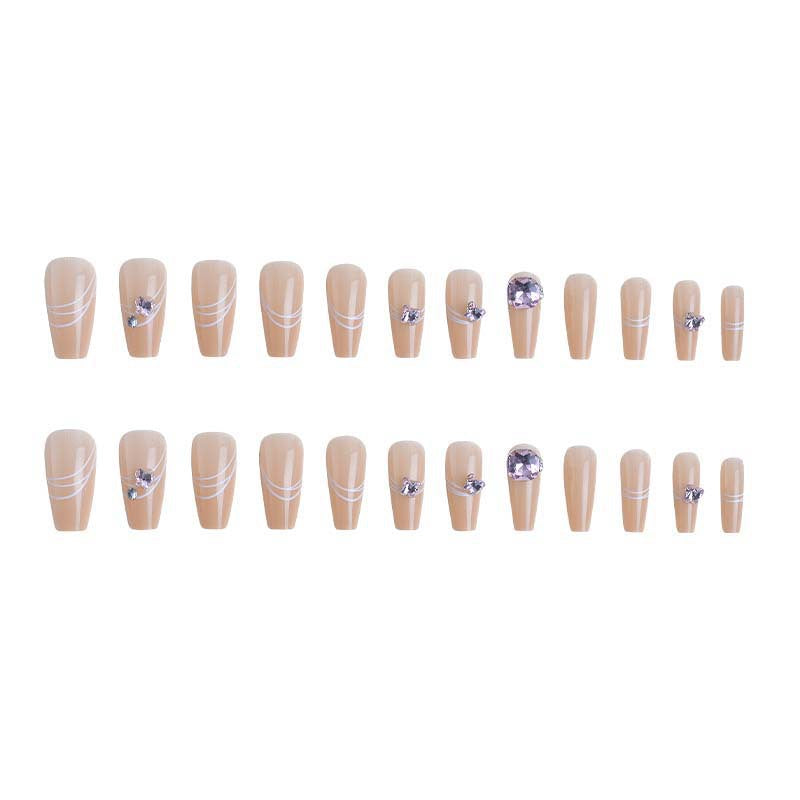 Kunstnagelset mit filigranen Verzierungen und glamurösen Akzenten Karnz