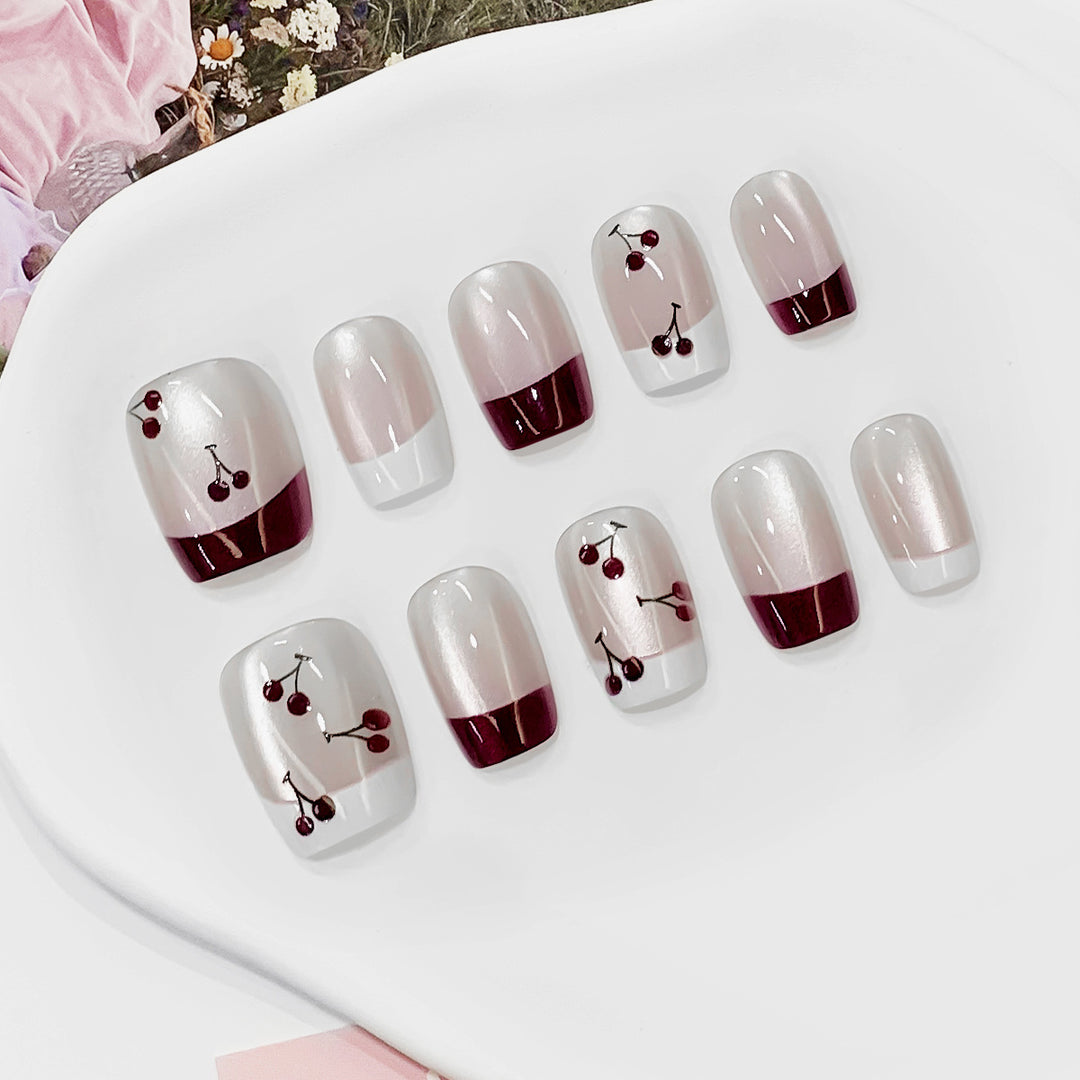 Kunstvolle Nagelspitzen mit Kirsch-Design Karnz