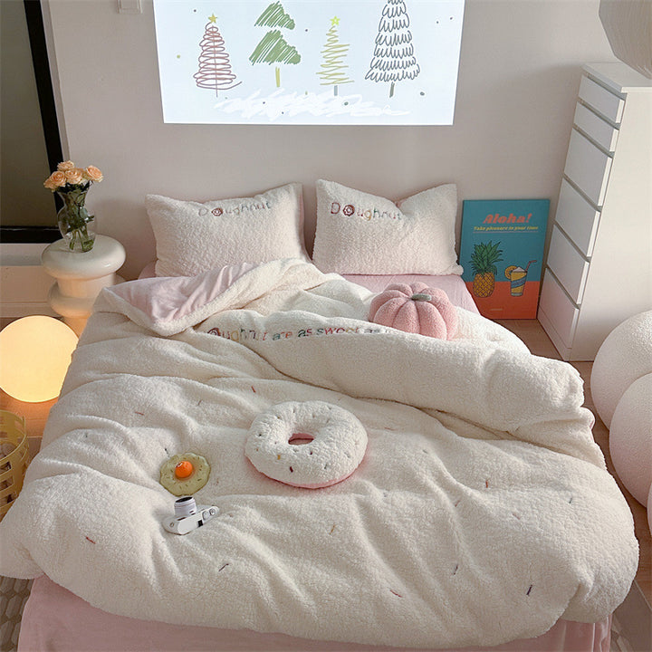 Kuscheliges Sherpa-Bettwäsche-Set mit gestickten Teddy- und Kuchenmotiven