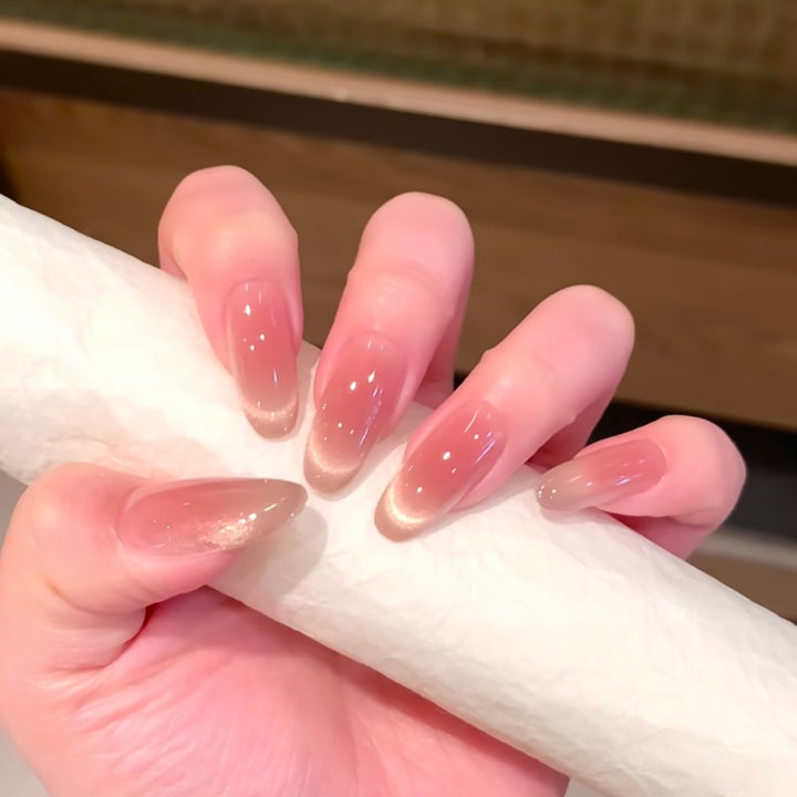 Kunstnägel mit Elegantem French-Tip Karnz