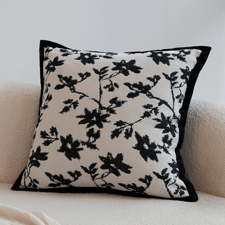 Dekoratives Wohnkissen mit feinem Jacquard-Baumdruck und Samtpaspel Karnz