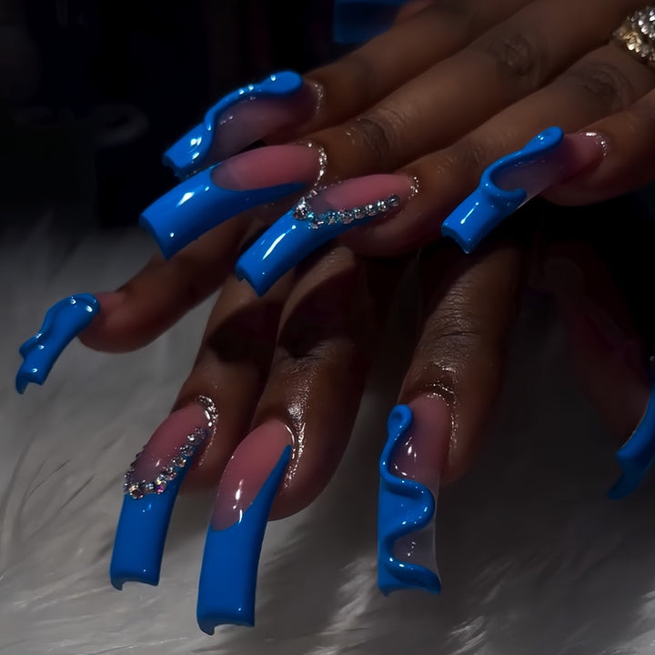 Kreative Stiletto-Nagelverstärkungen mit Aqua-Gem-Akzenten Karnz