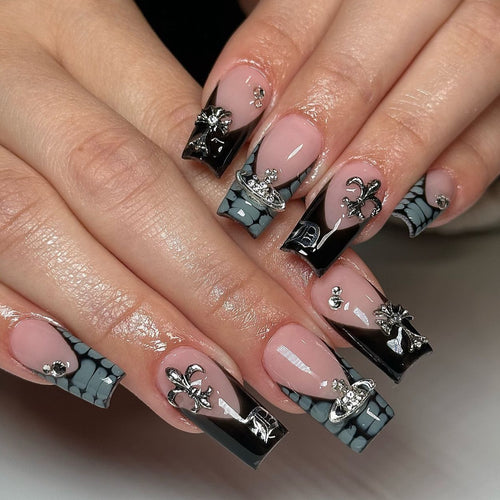Kunstvolle Nagelverlängerungen mit dekorativem Design Karnz