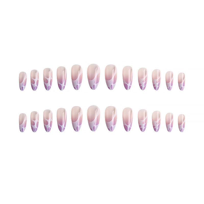 Kunstvolle Nagelspitzen mit elegantem Muster Karnz