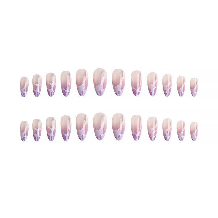Kunstvolle Nagelspitzen mit elegantem Muster Karnz