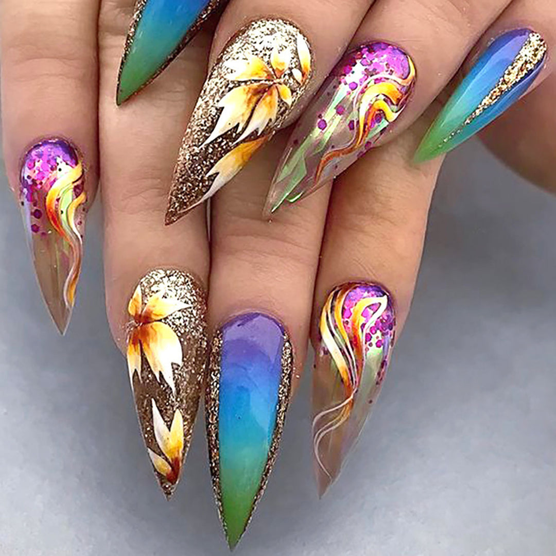 Künstlerische Stiletto Press-On Nagelkunst mit floralen Akzenten