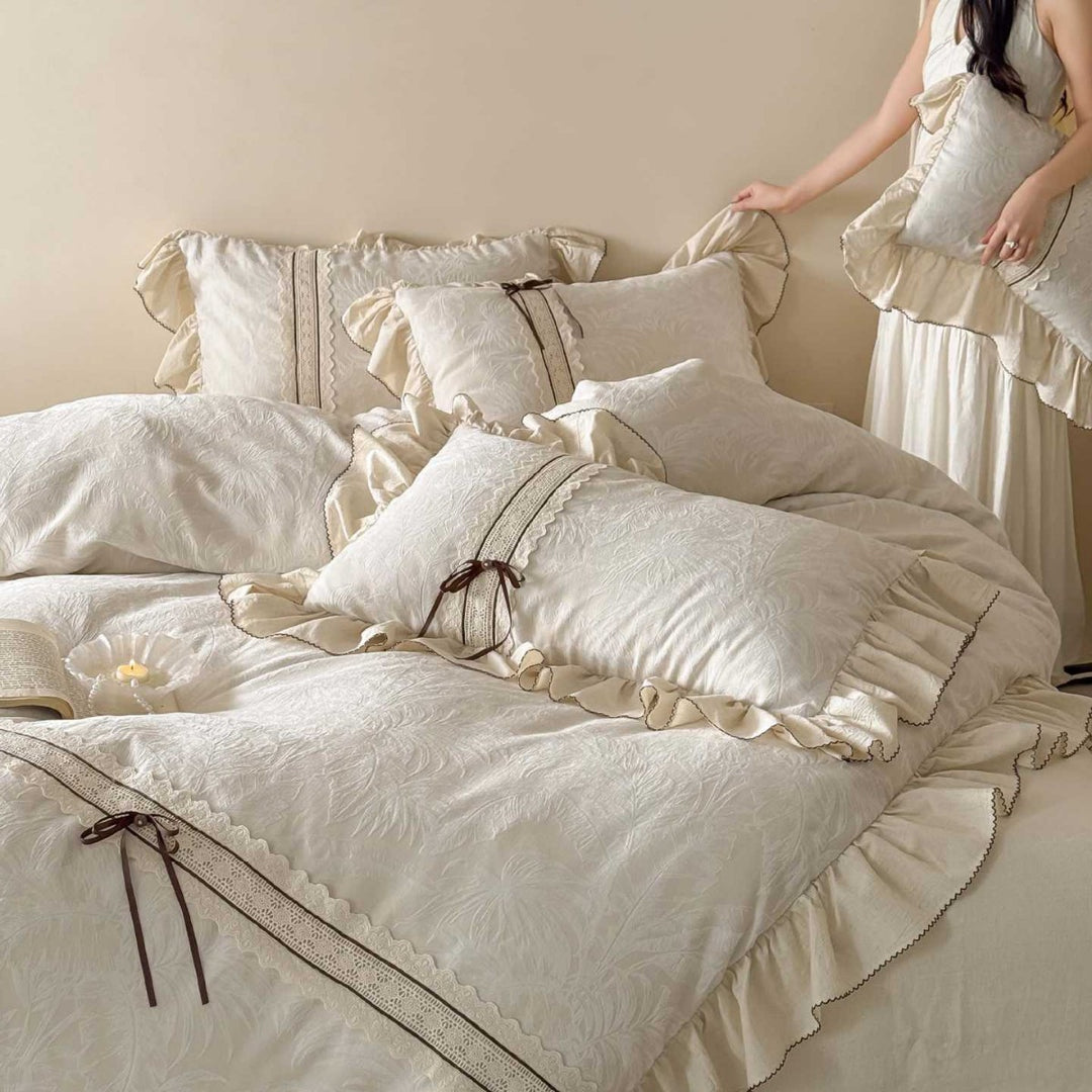 Boudoir-Bettwäschegarnitur aus Baumwoll-Satin mit Jacquardstruktur, Rüschenvolant und Zierband-Schleifen