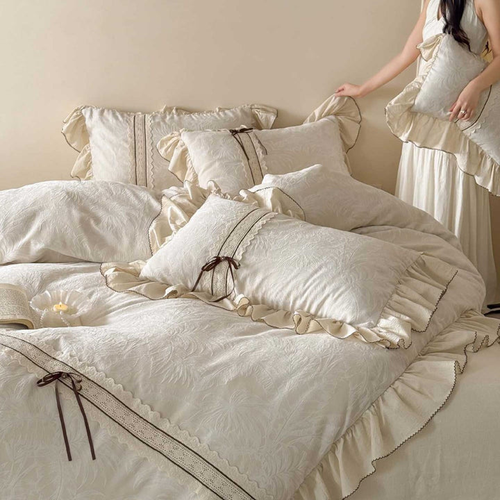 Boudoir-Bettwäschegarnitur aus Baumwoll-Satin mit Jacquardstruktur, Rüschenvolant und Zierband-Schleifen