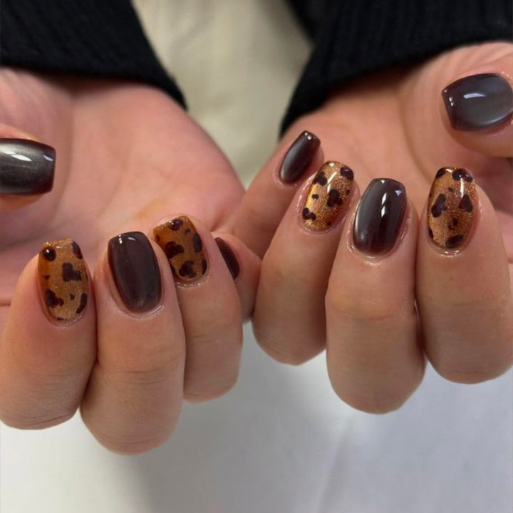 Kunstnägel mit Modischem Leopardenmuster und Glitzerakzenten Karnz
