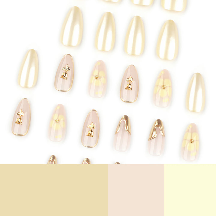 Kunstvolle Nagelkunst mit floralen Verzierungen und Glitzerakzenten Karnz