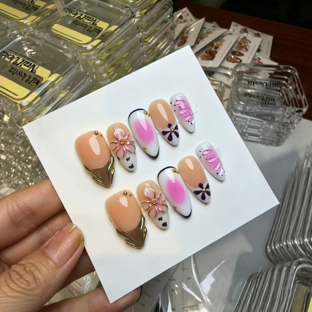 Dekorativer Press-On Nagelkunst Set mit floralem und Schmetterlingsdesign