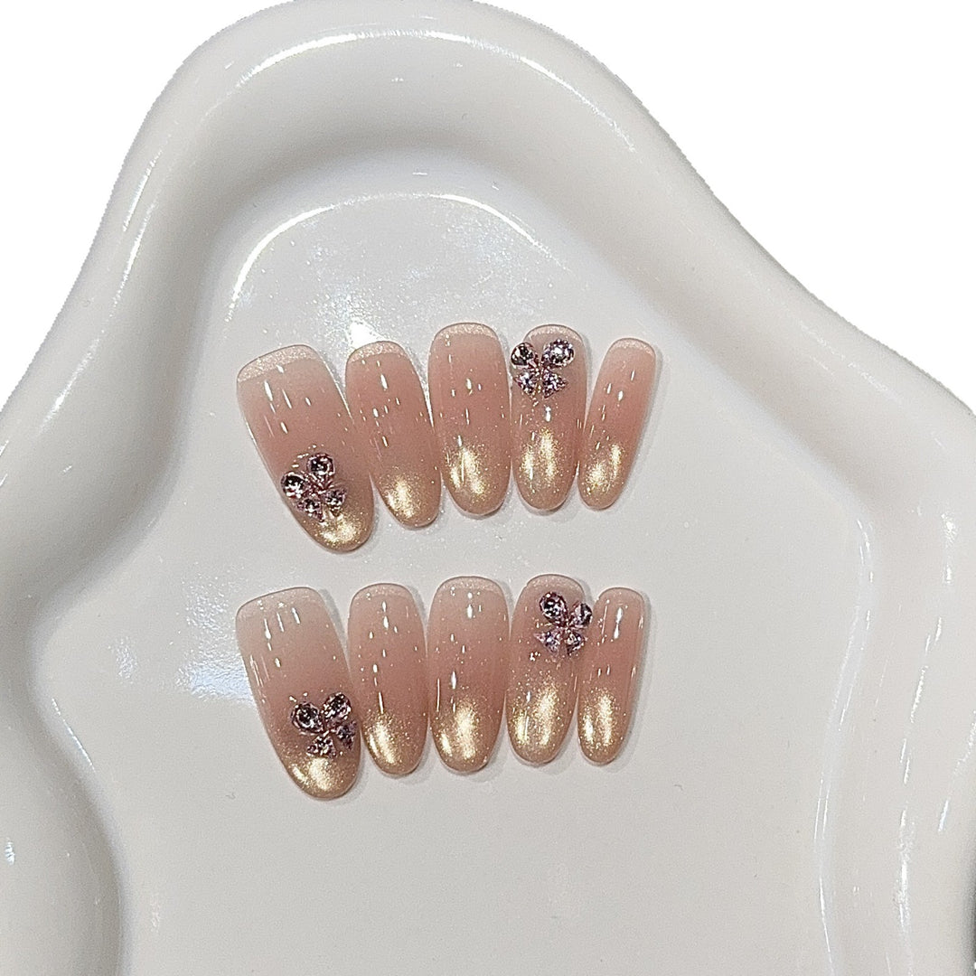 Elegante Kunstnägel mit Glitzer und Floralem Design Karnz