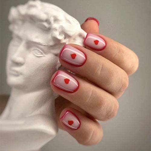 Nagelkunst mit romantischen Herzmotiven Karnz