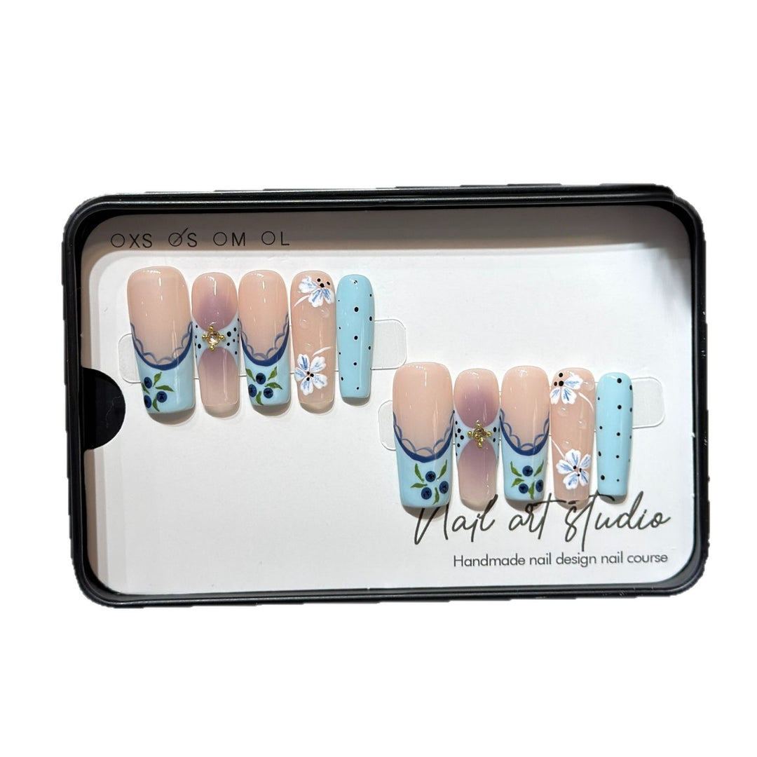 Künstlerisches Press-On-Nagelset mit floralem und geometrischem Design Karnz