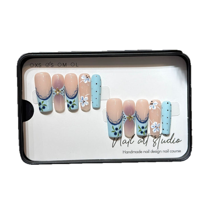 Künstlerisches Press-On-Nagelset mit floralem und geometrischem Design Karnz