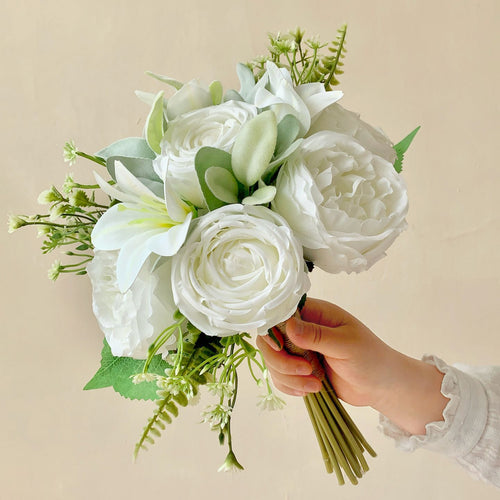 Eleganter künstlicher Blumenstrauß