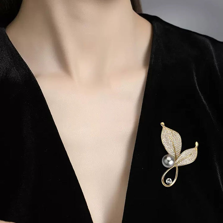 Elegante und Glamouröse Brosche mit Perlen und Kristallen Karnz