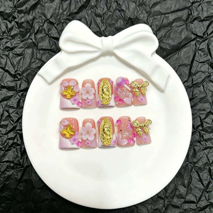 Dekoratives Press-On Nagelkunst-Set mit floralen und Schmetterlingsakzenten