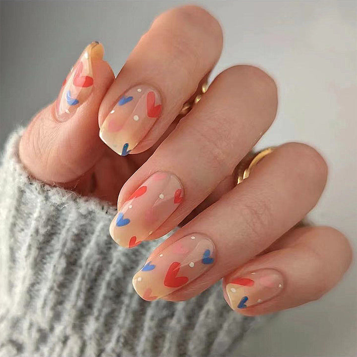 Künstliche Nagelkunst mit Herzmotiven Karnz