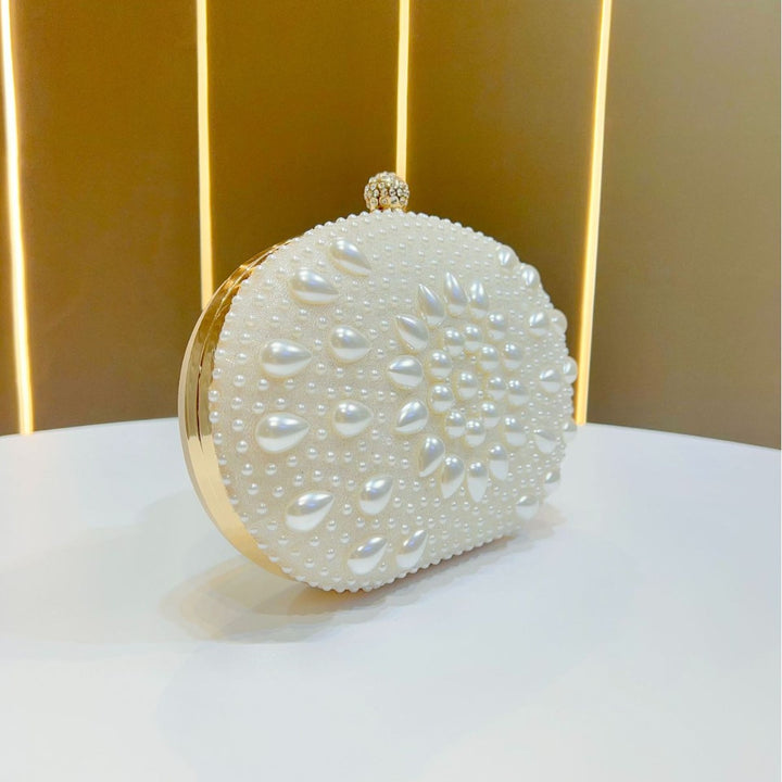 Perlenverzierte Clutch