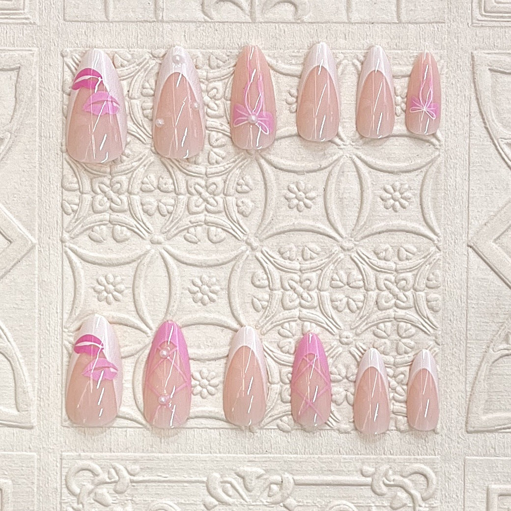 Künstlerisches Press-On Nagelset mit Kiss und Bow Design Karnz