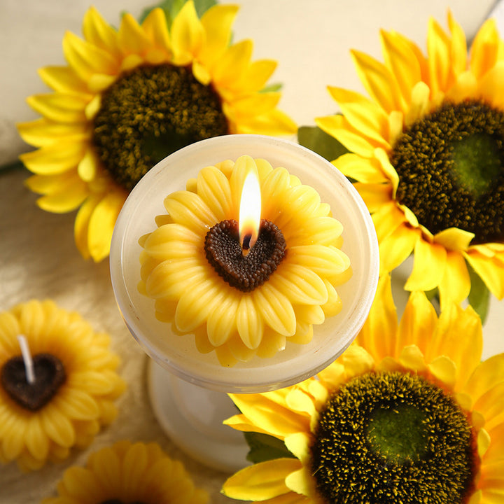 Dekorative, sonnenblumenförmige, duftende Sojawachskerze mit Herzmitte und Baumwolldocht