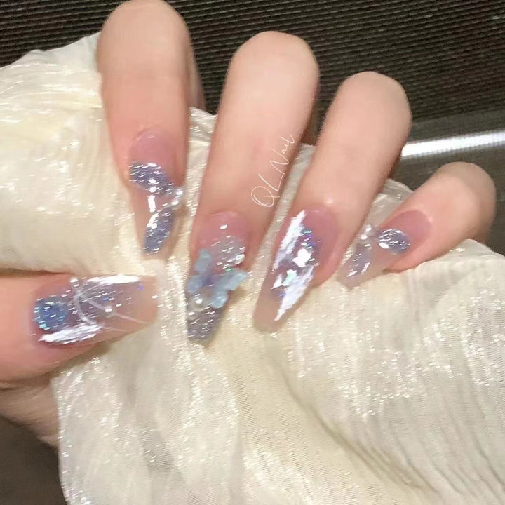 Kunstvolle 3D Nagelverlängerungen mit Glitzer Akzenten Karnz