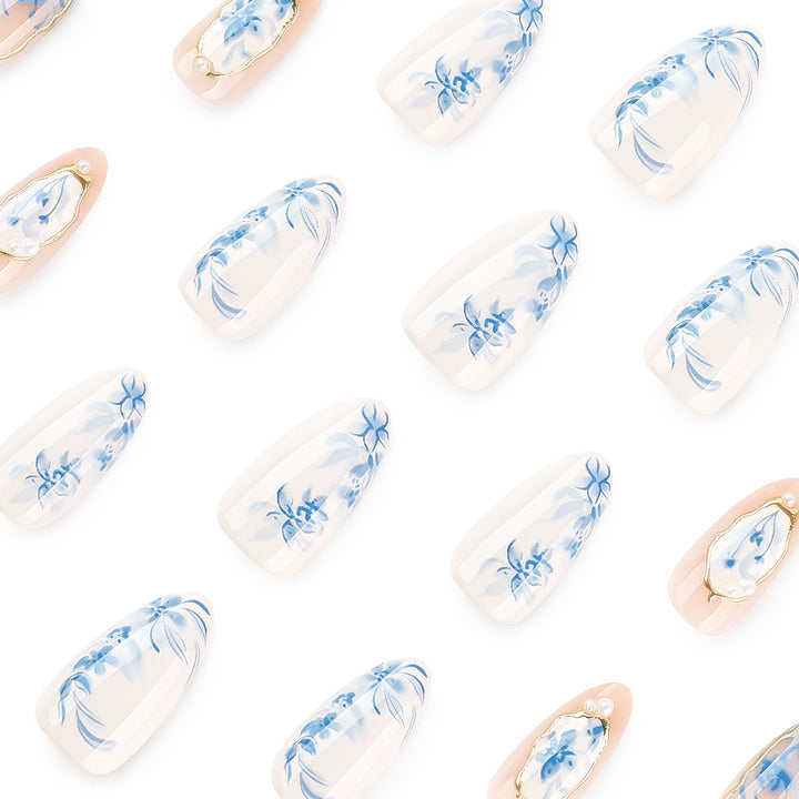Elegante Künstliche Nagelgestaltung mit floralem Design Karnz