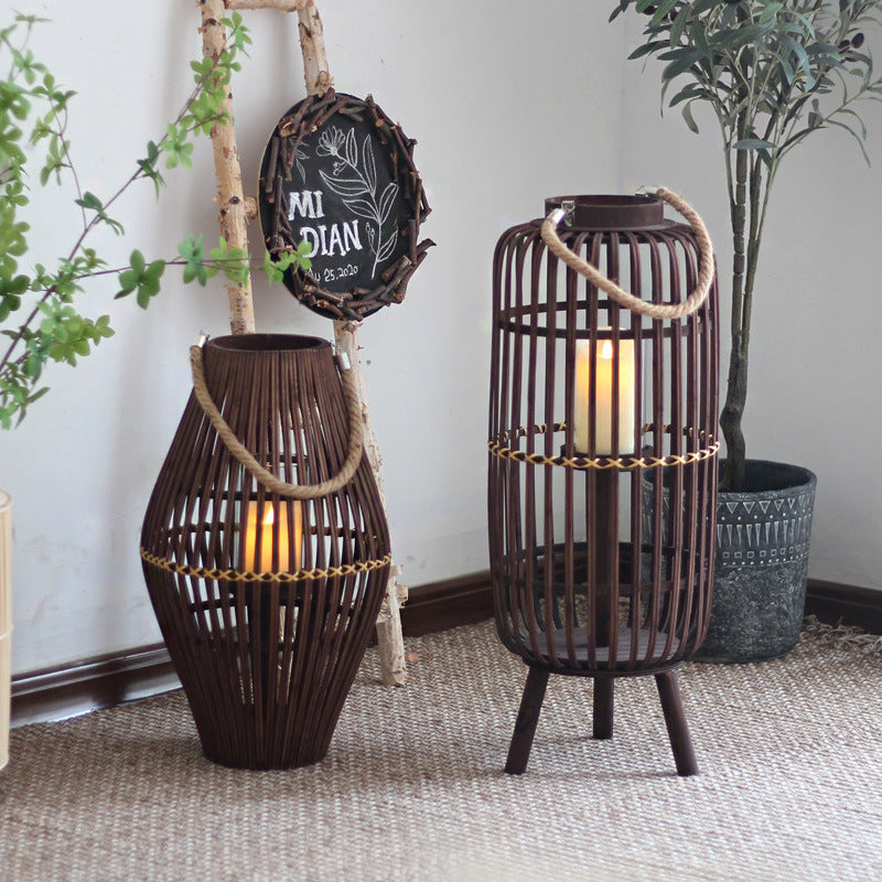 Stilvolle Laterne aus Rattan mit Holzgestell Karnz