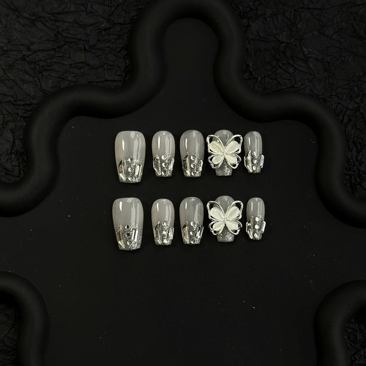 Elegantes Press-On Nail Art Set mit Schmetterlingen und silbernen Akzenten