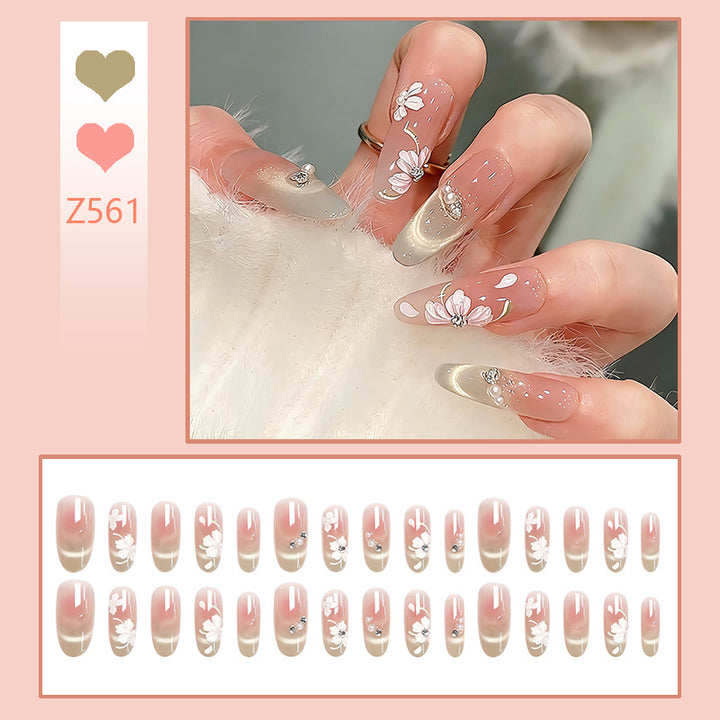 Kunstnagelset mit eleganten floralen Akzenten Karnz