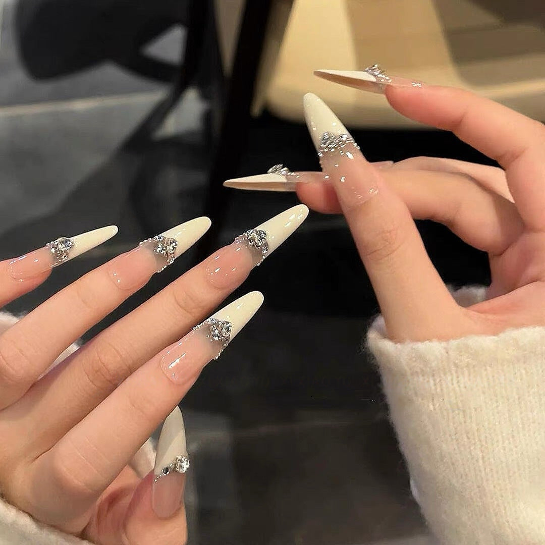 Elegant Verziertes Kunstnagelset Karnz