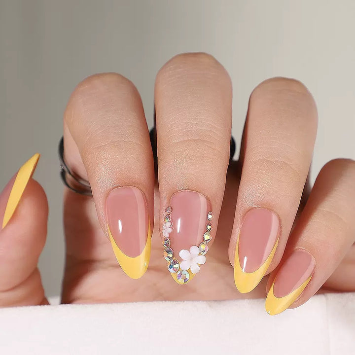 Kunstnagelset mit elegantem französischen Design und 3D-Blumendekoren Karnz