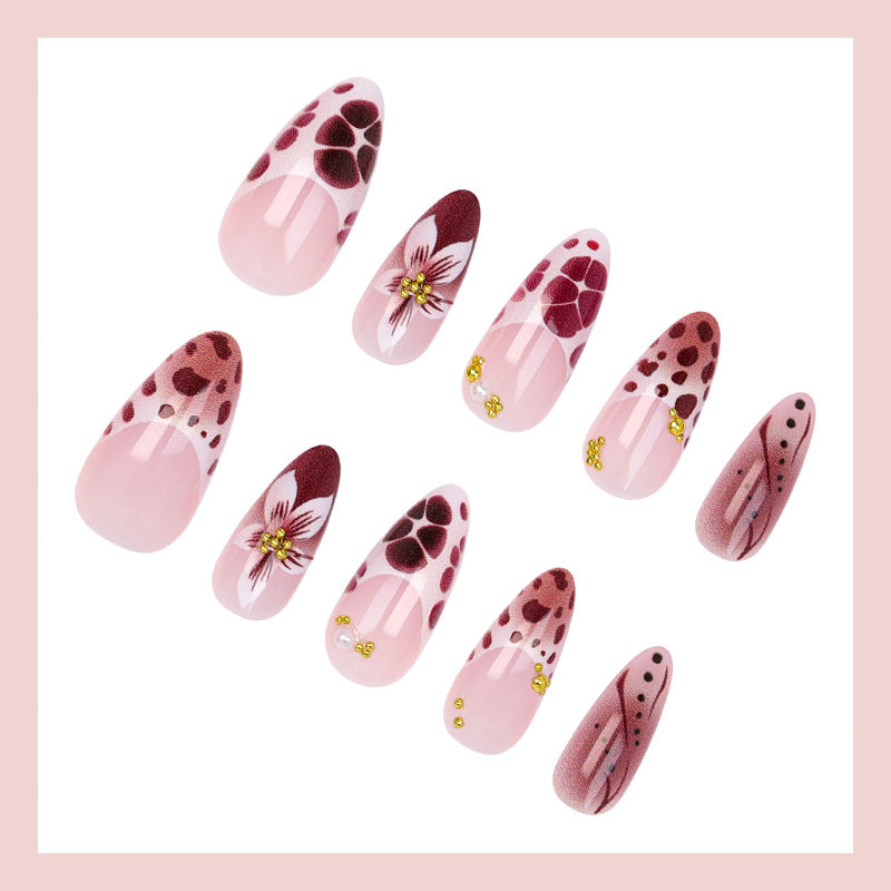 Kunstnagelset mit floralen und modernen Verzierungen Karnz