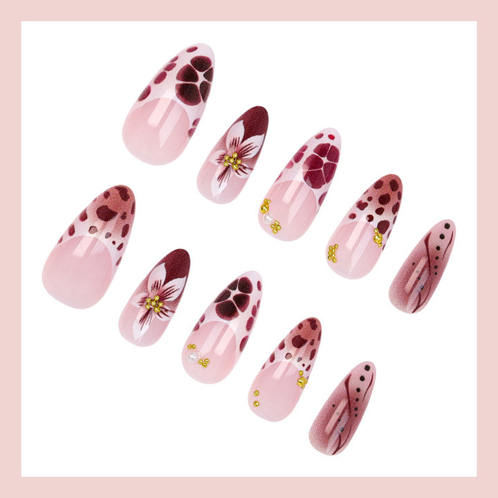 Kunstnagelset mit floralen und modernen Verzierungen Karnz