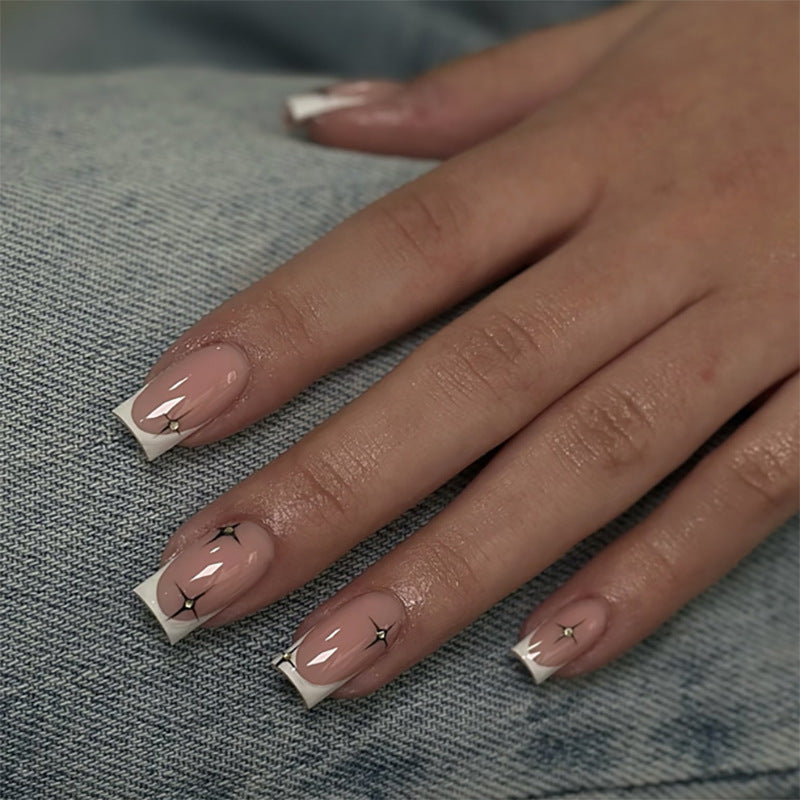 Künstliche Nagelverlängerungen mit elegantem French-Tip und Glitzerakzenten Karnz