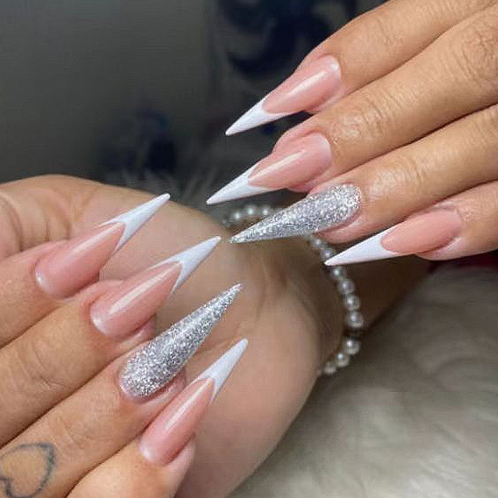 Glamouröse Stiletto-Nagelerweiterungen mit Glitzer