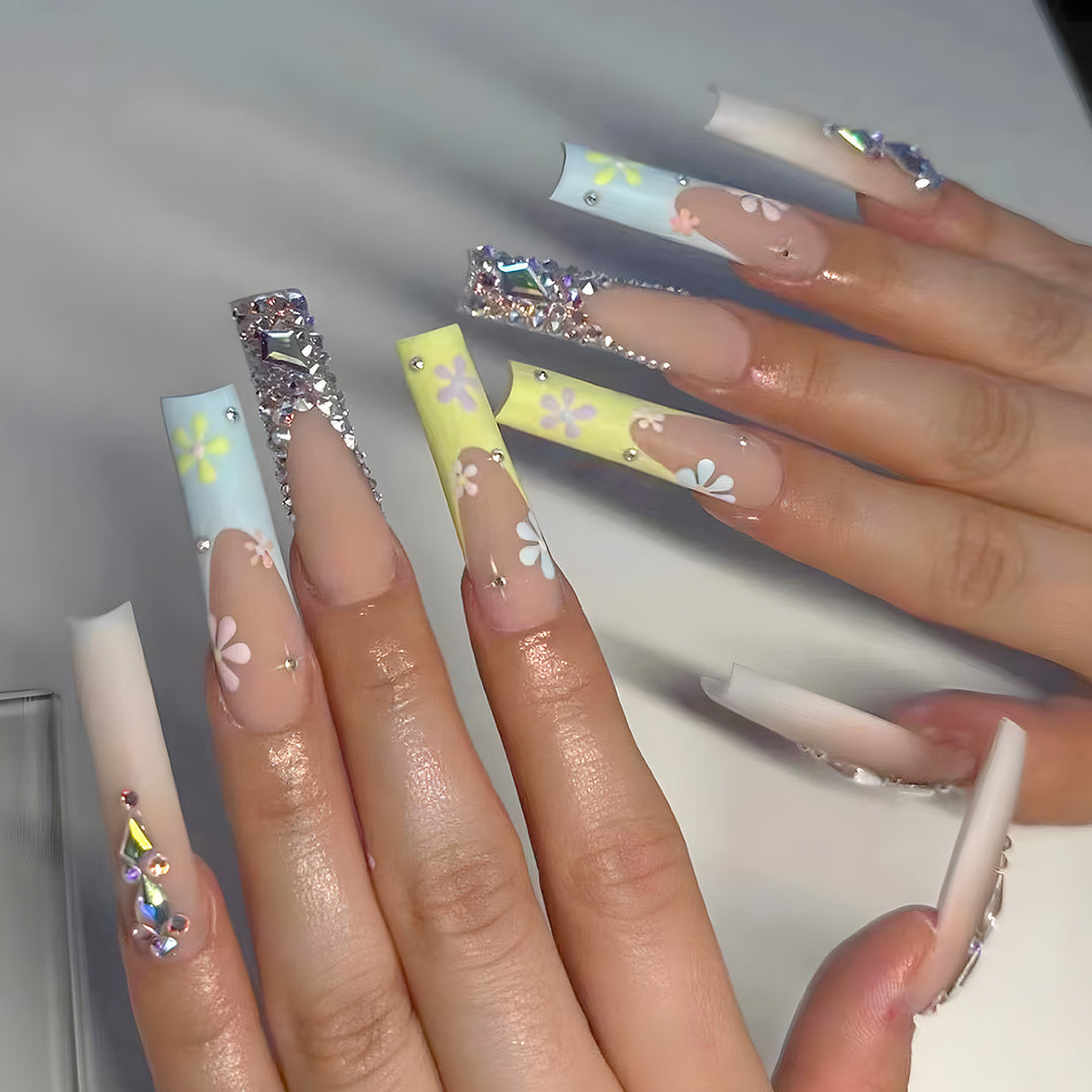 Dekorative mit Strass besetzte Stiletto Press-On Nägel Karnz