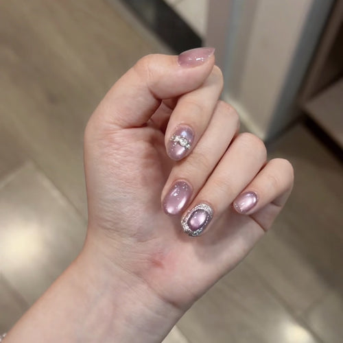 Elegante, mit Kristallen verzierte Nagelspitzen