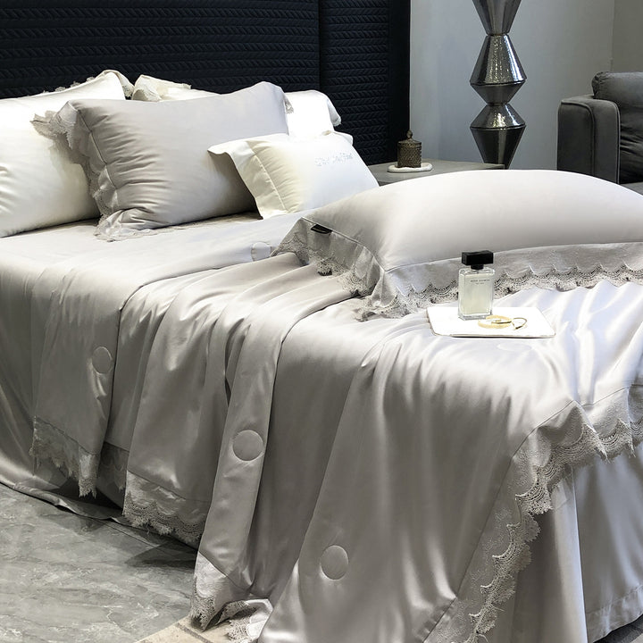 Elegante Satin-Bettwäschegarnitur mit Spitzenbordüre und gesteppter Tagesdecke