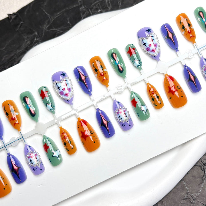Künstlerischer Press-On Nagelset mit einzigartigen Designs